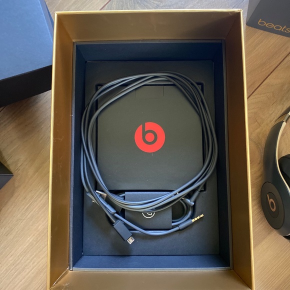 Beats by Dre Over-Ear Headphones - Black and Gold - Picture 4 of 16